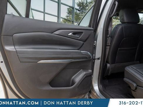 Used 2025 Chevrolet Traverse LT AWD/4WD image 13