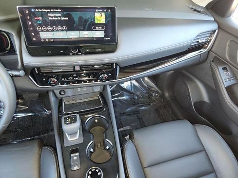 Certified 2025 Nissan Rogue SL w/ Tech Package image 17