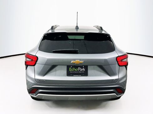 Used 2025 Chevrolet Trax LT w/ LT Convenience Package image 7