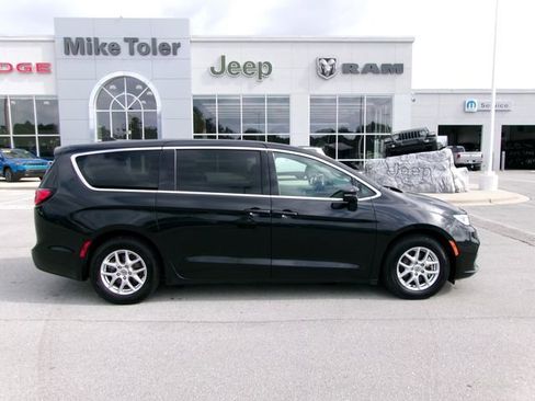 Used 2023 Chrysler Pacifica Touring-L image 5