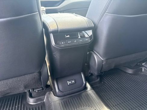 Used 2023 Toyota Highlander XLE AWD/4WD image 32