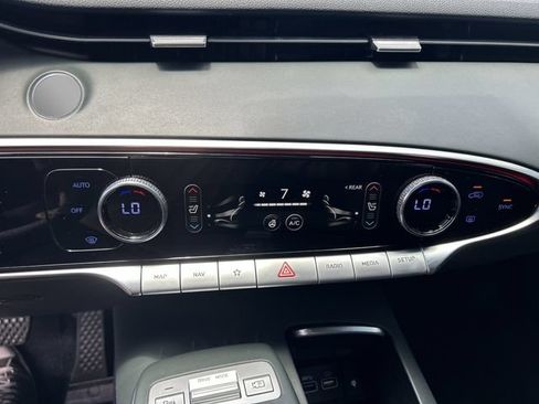 Used 2022 Genesis GV70 2.5T w/ Advanced Package AWD/4WD image 29