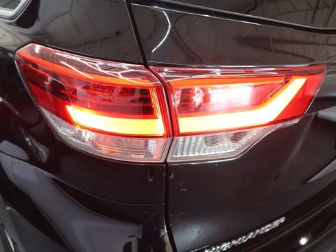 Used 2019 Toyota Highlander XLE AWD/4WD image 27