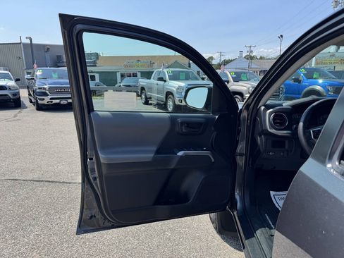 Used 2018 Toyota Tacoma SR5 AWD/4WD image 18