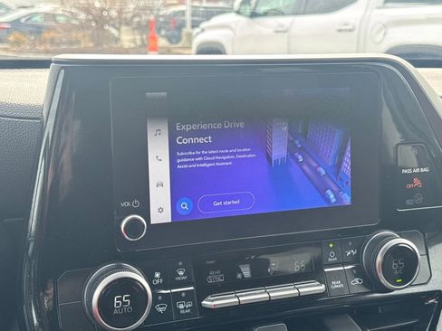 Used 2024 Toyota Highlander LE image 23