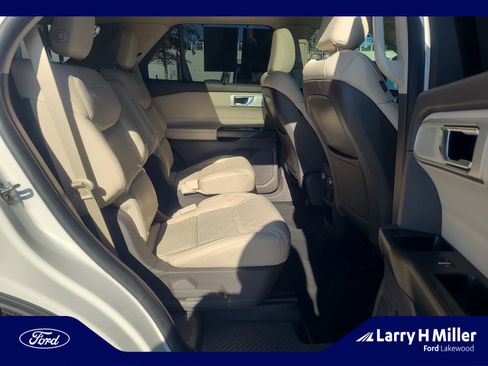 Used 2020 Ford Explorer Platinum w/ Premium Technology Package image 18
