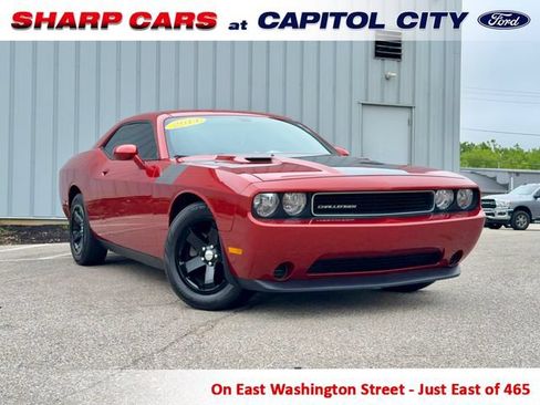 Used 2014 Dodge Challenger SXT RWD image 1