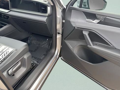 New 2025 Volkswagen Tiguan SE image 22