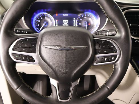 Used 2022 Chrysler Pacifica Touring-L FWD image 3