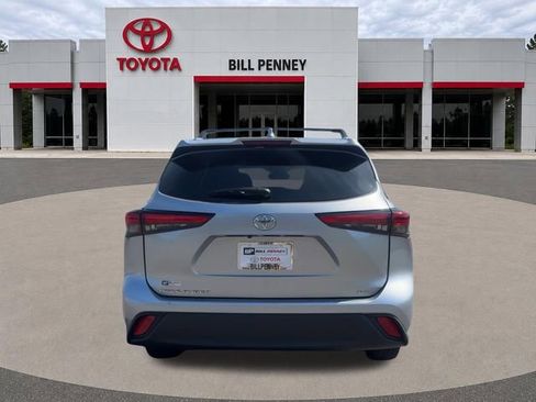 Used 2023 Toyota Highlander XLE FWD image 4