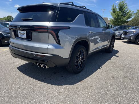 Used 2025 Chevrolet Traverse LT w/ Midnight/Sport Edition AWD/4WD image 5
