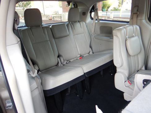 Used 2013 Chrysler Town & Country Touring FWD image 23