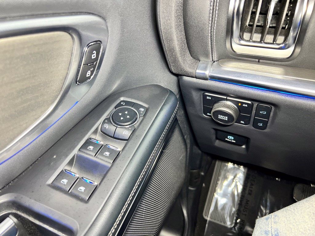 Used 2025 Ford Expedition Platinum w/ Driver's Package AWD/4WD image 25