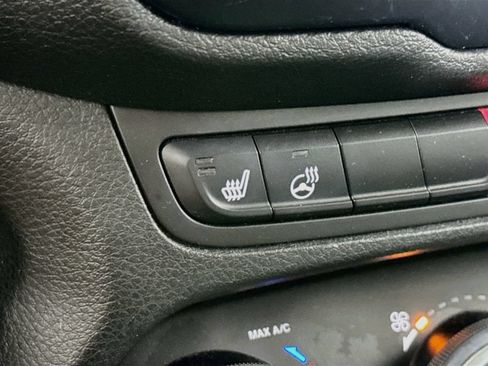 Used 2015 Jeep Renegade Latitude w/ Popular Equipment Group AWD/4WD image 19