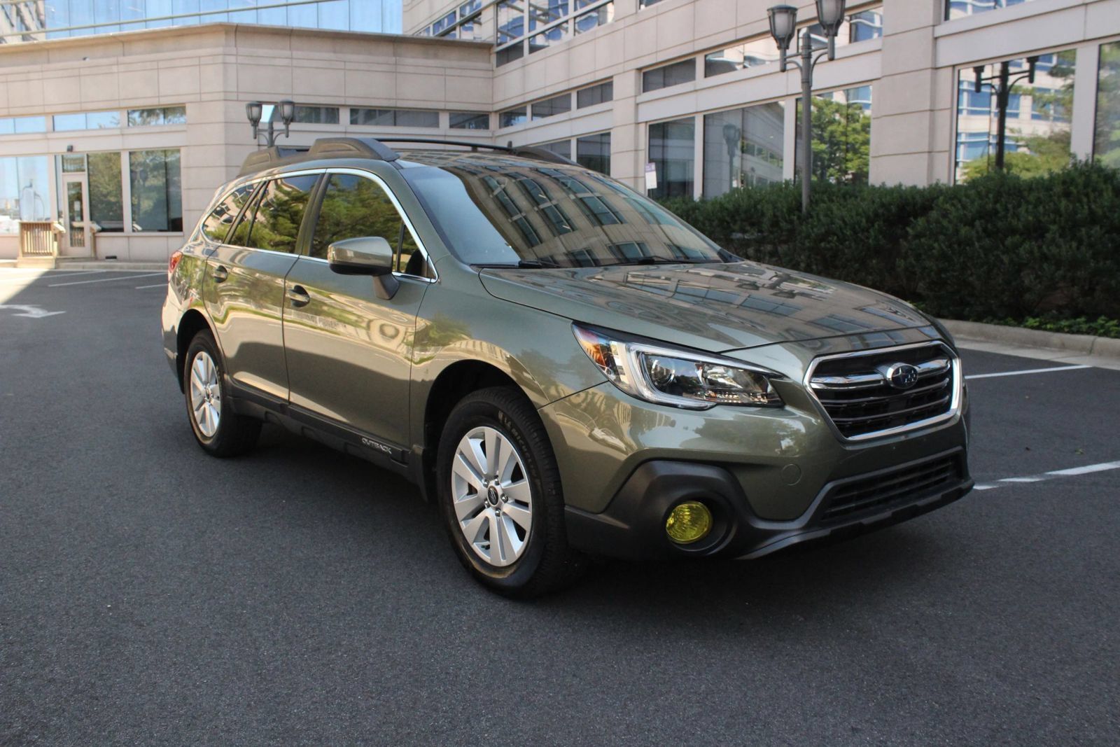 Used 2019 Subaru Outback 2.5i Premium AWD/4WD image 1
