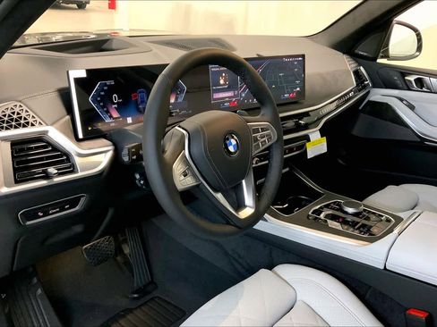 New 2026 BMW X7 xDrive40i w/ Premium Package image 8