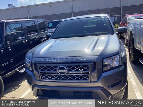Used 2022 Nissan Frontier SV RWD image 2
