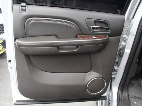 Used 2014 GMC Yukon XL Denali image 25