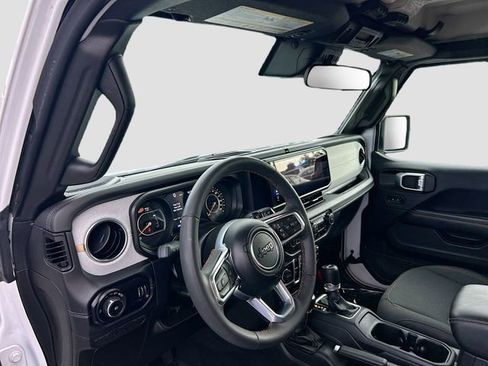 Used 2025 Jeep Wrangler Unlimited Sahara AWD/4WD image 6