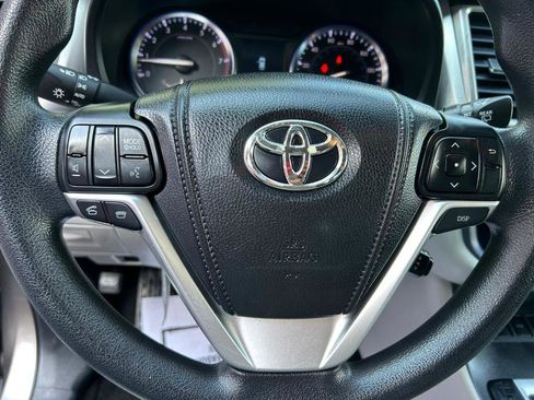 Used 2014 Toyota Highlander LE image 12