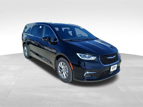 New 2026 Chrysler Pacifica Limited w/ Uconnect Theater Family Group FWD image 7