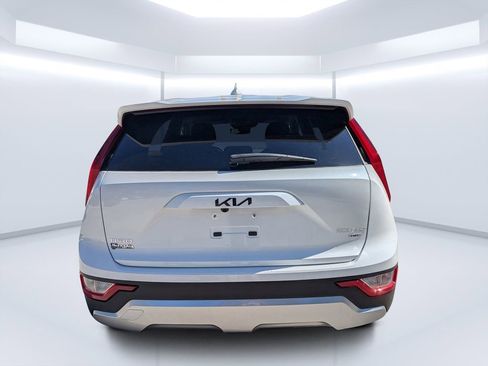 Used 2024 Kia Niro LX image 4