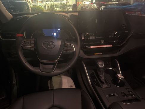 Used 2025 Toyota Highlander XLE image 8