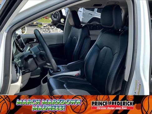 Used 2022 Chrysler Pacifica Touring-L image 20