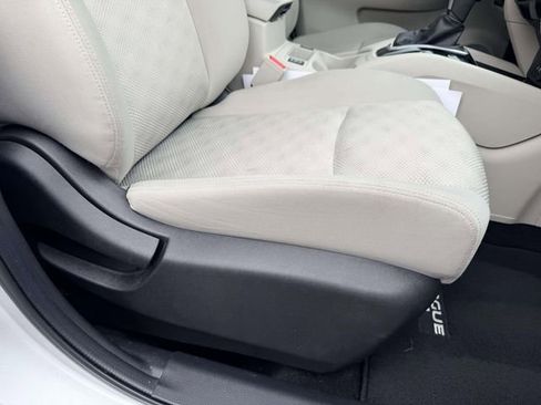 Used 2022 Nissan Rogue Sport SV image 11