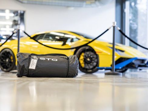 Used 2022 Lamborghini Huracan STO image 39