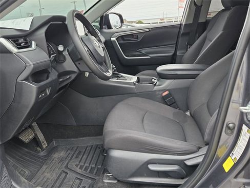 Used 2019 Toyota RAV4 LE image 5