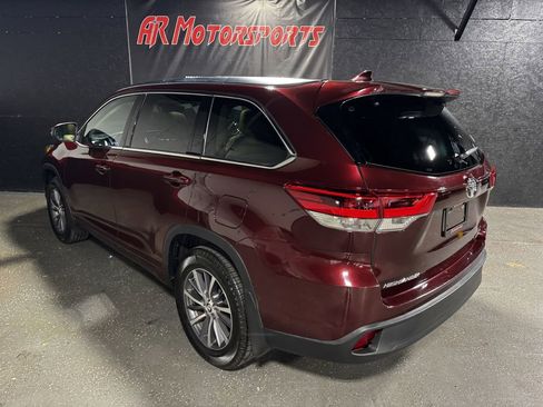 Used 2017 Toyota Highlander XLE AWD/4WD image 3