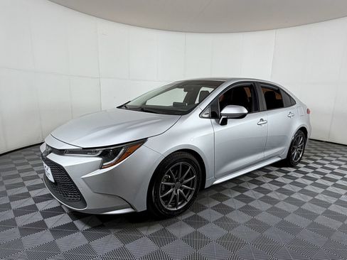 Used 2020 Toyota Corolla LE FWD image 2