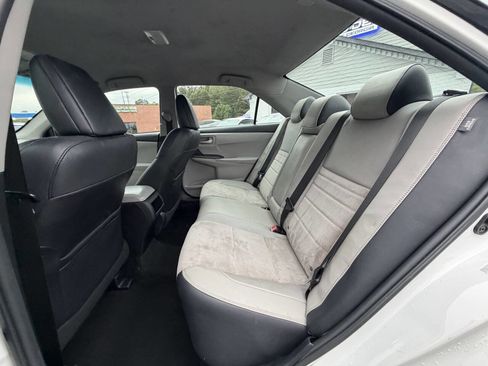 Used 2015 Toyota Camry SE FWD image 11