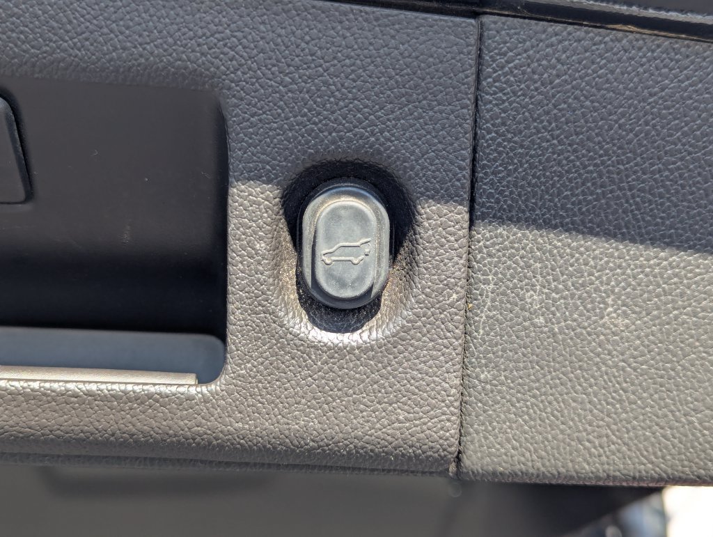 Used 2015 Chevrolet Tahoe LTZ AWD/4WD image 32