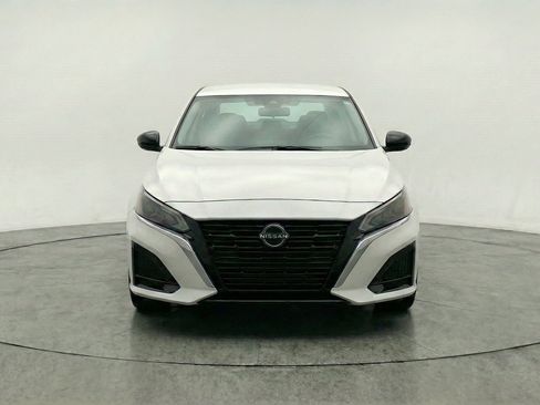 Used 2025 Nissan Altima 2.5 SV FWD image 2