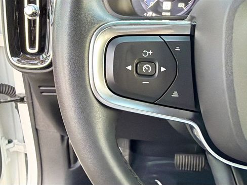 Used 2022 Volvo XC40 T5 Momentum image 36