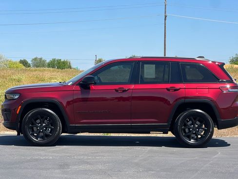 Used 2025 Jeep Grand Cherokee Altitude AWD/4WD image 7