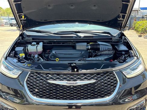 Used 2025 Chrysler Pacifica Select FWD image 30