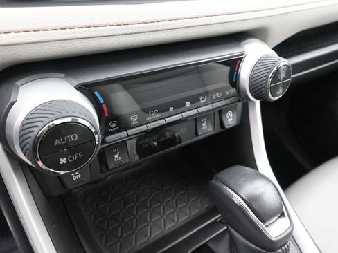 Used 2021 Toyota RAV4 XLE Premium image 28