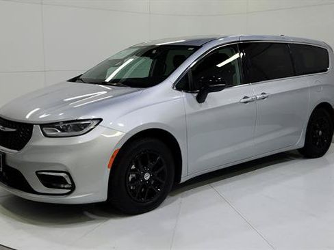 Used 2024 Chrysler Pacifica Touring-L FWD image 39