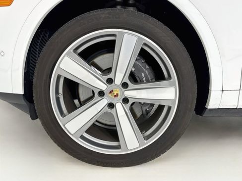 Certified 2024 Porsche Cayenne AWD/4WD image 11