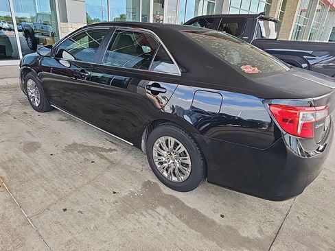 Used 2014 Toyota Camry LE image 10