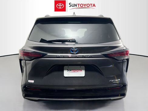 Used 2022 Toyota Sienna Platinum image 5