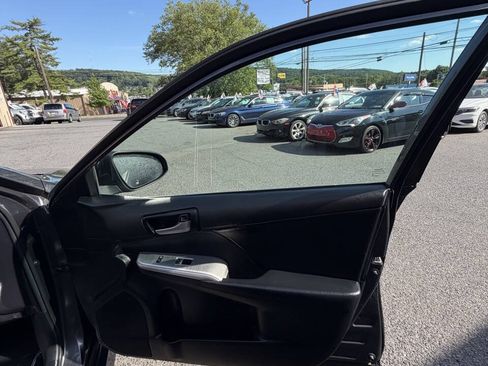 Used 2014 Toyota Camry SE w/ Moonroof Package FWD image 32