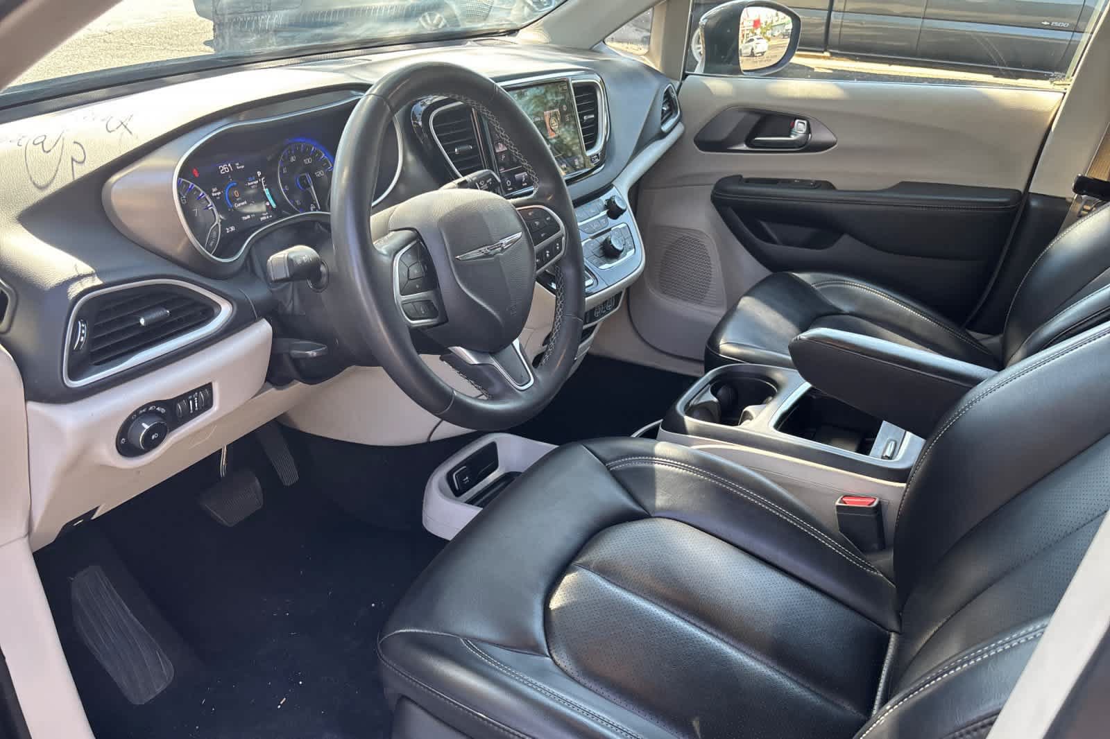 Used 2023 Chrysler Pacifica Touring-L FWD image 14