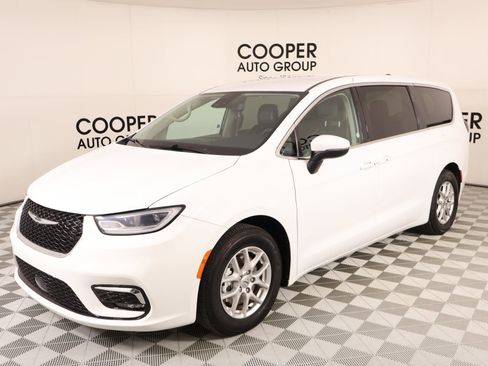 Used 2023 Chrysler Pacifica Touring-L FWD image 10