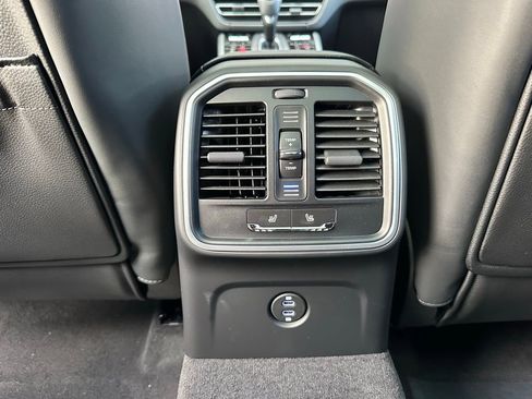 Used 2026 Porsche Macan AWD/4WD image 36