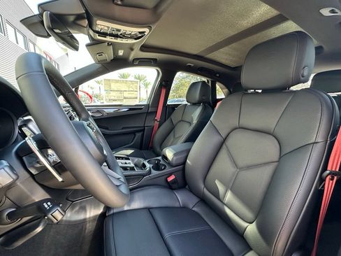 Certified 2026 Porsche Macan AWD/4WD image 5
