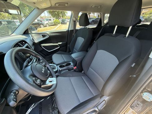 Used 2025 Kia Soul LX w/ LX Technology Package FWD image 32
